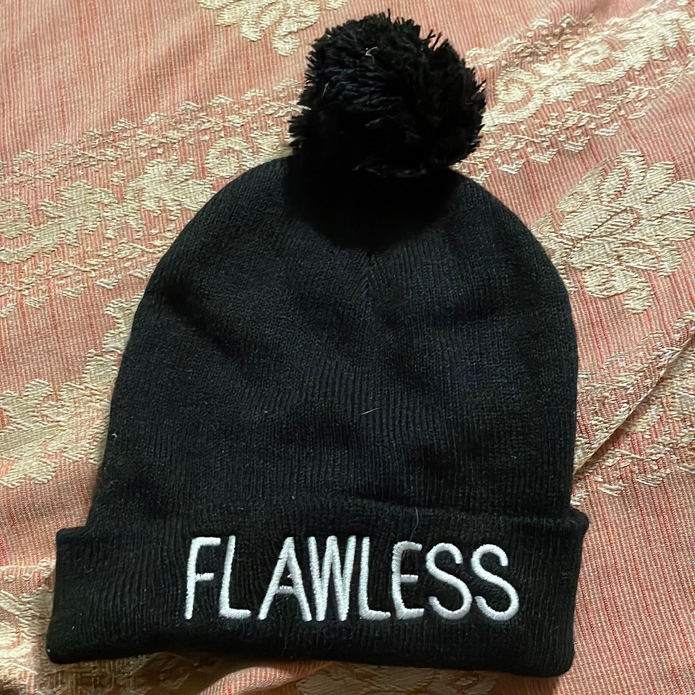 Black beanie with Pom Pom like new “flawless”